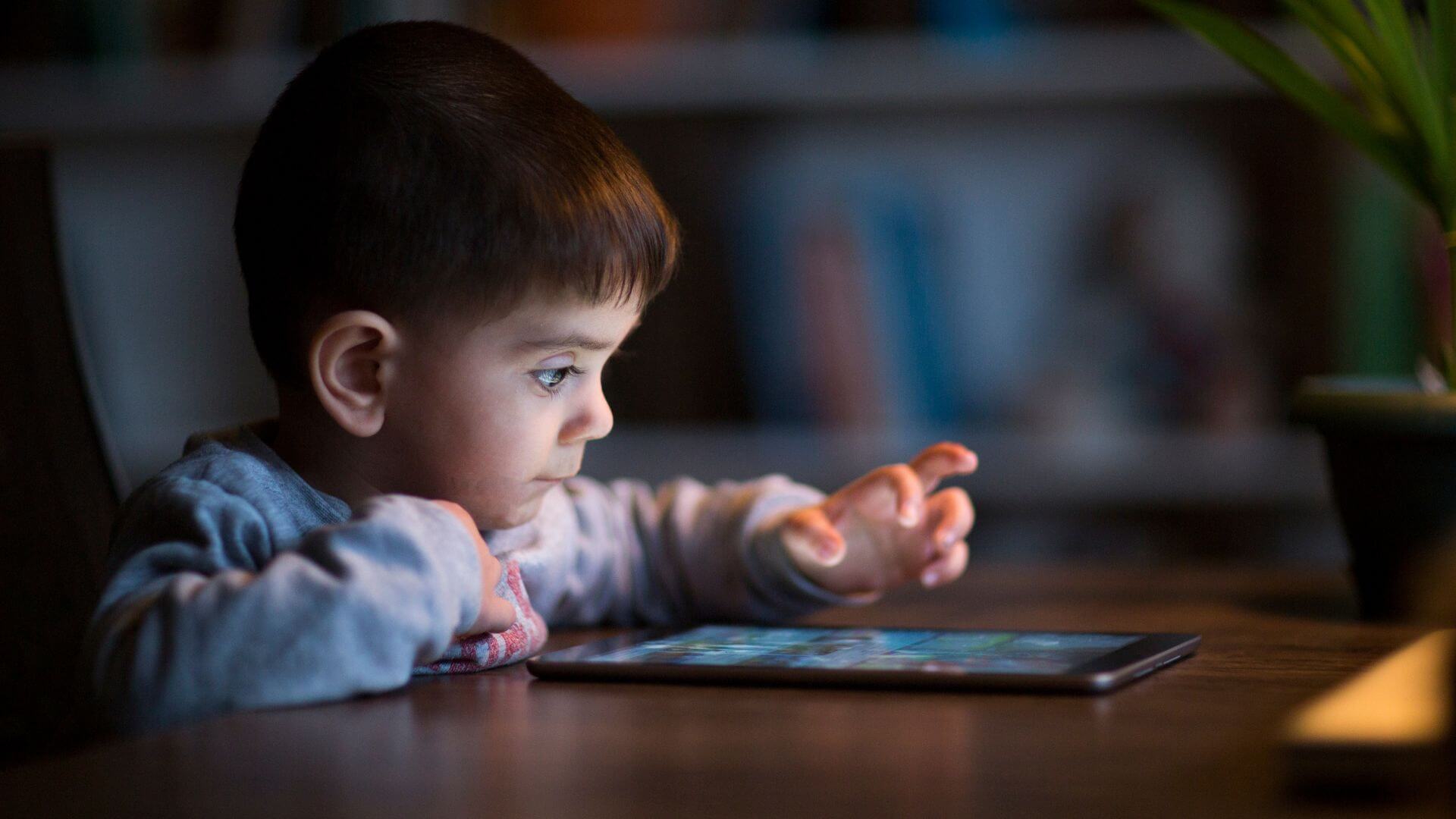 Cómo establecer límites saludables para el uso de la tecnología en los niños