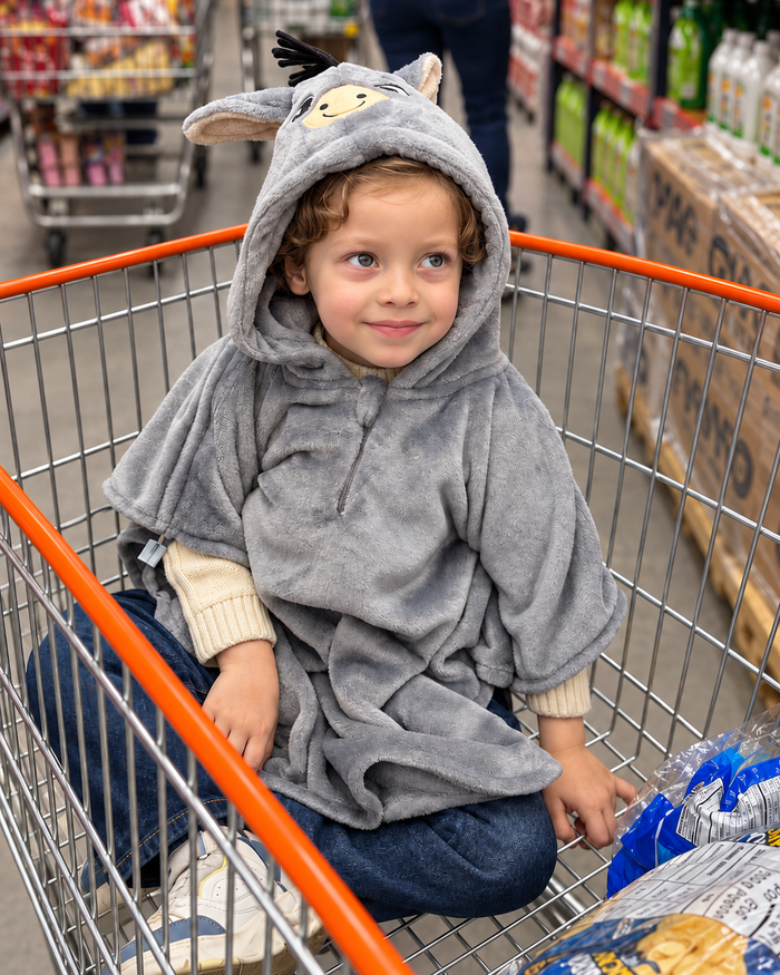 Ruana Burro gris de Dosmicos: vista frontal con capota de burro, usada por un niño en una salida al supermercado.