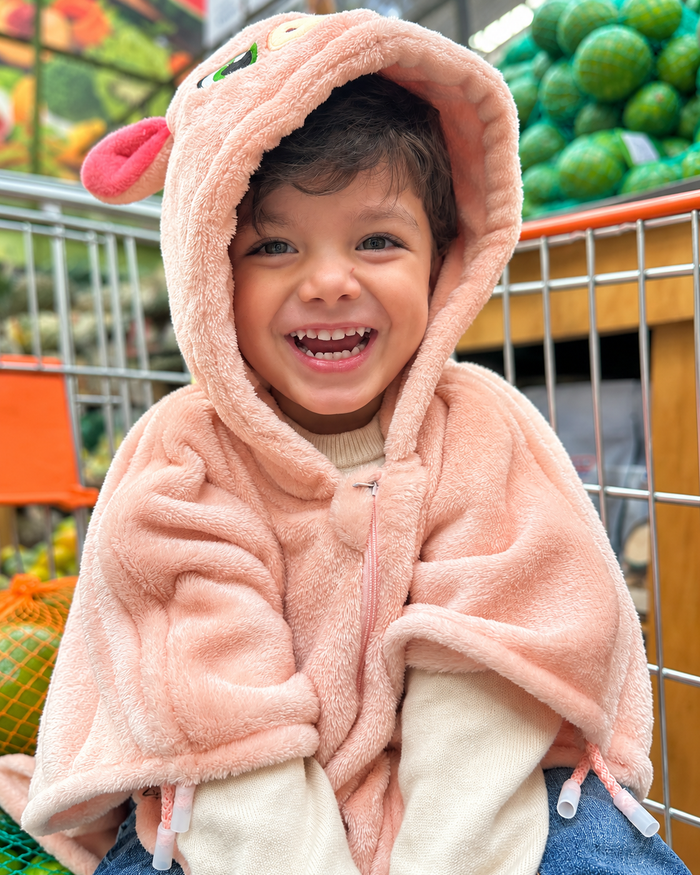 Ruana Cerdito rosa de Dosmicos: vista frontal de la capota y el frente, usada por un niño durante una salida al supermercado.